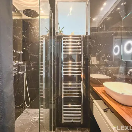 Spacious Modern T2 In The 13th District *